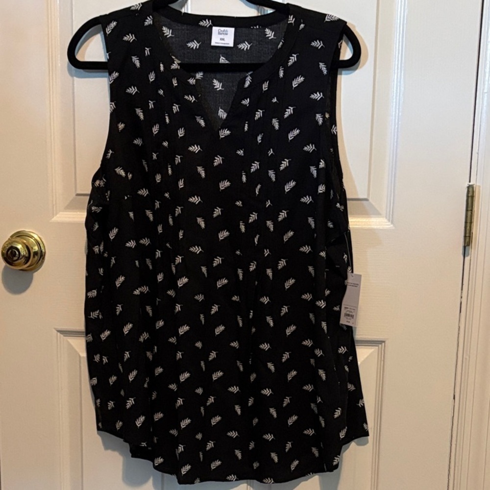 🐥croft & barrow Black Sleeveless V-Neck Tank with White Leaf Motif